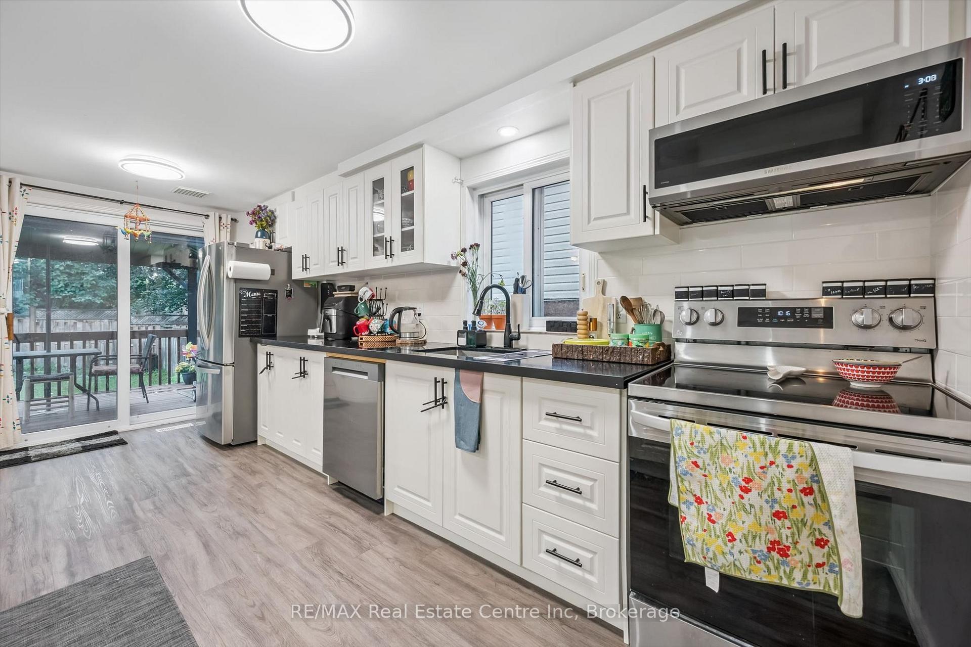 Photo 12 of 425 Exmoor Street, Waterloo, Bridgeport — HOMEH