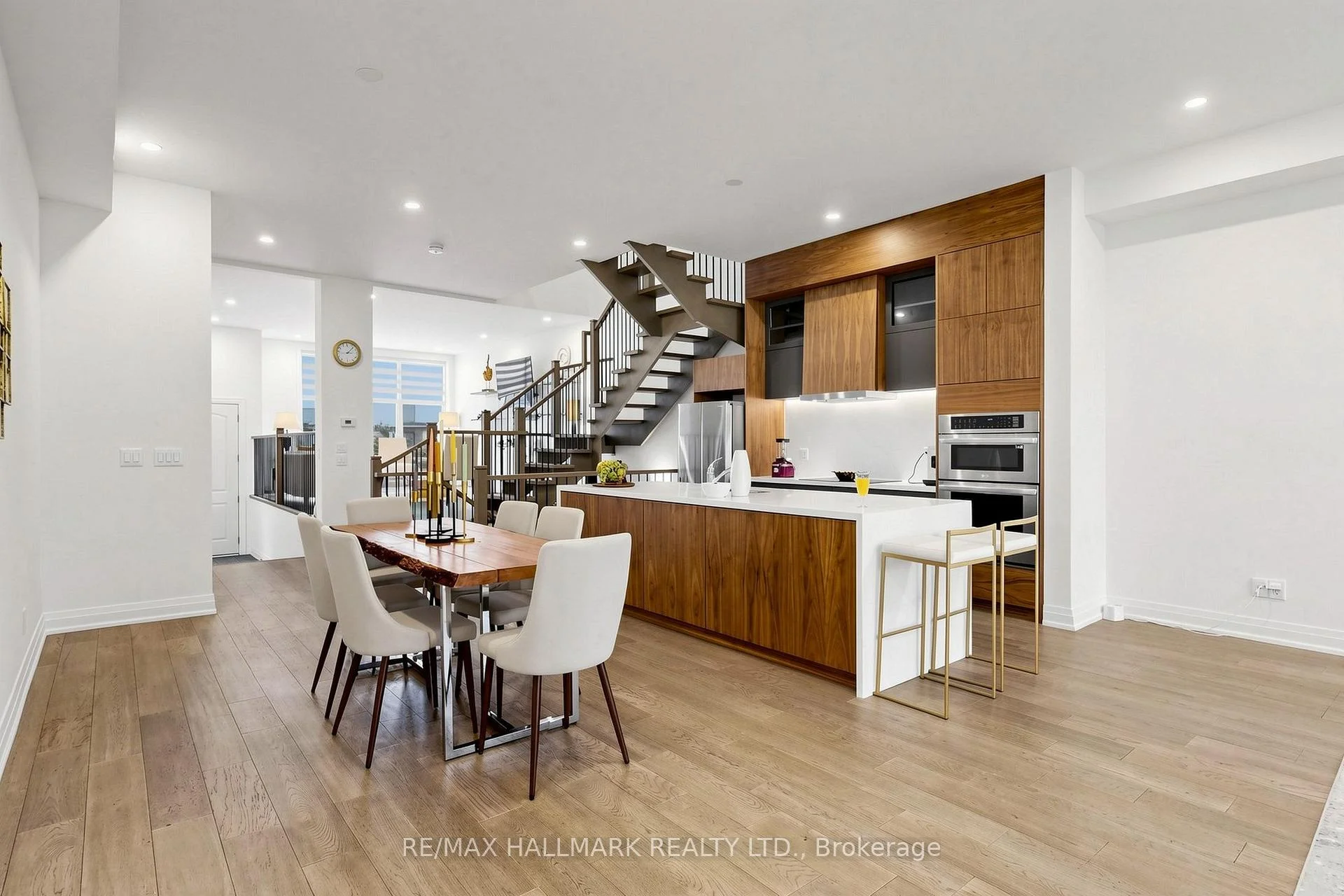 Photo 3 of 15 Direzze Court, Richmond Hill, Mill Pond — HOMEH