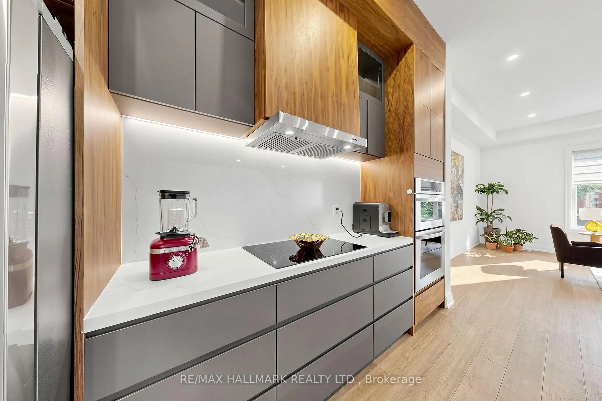 Photo 4 of 15 Direzze Court, Richmond Hill, Mill Pond — HOMEH