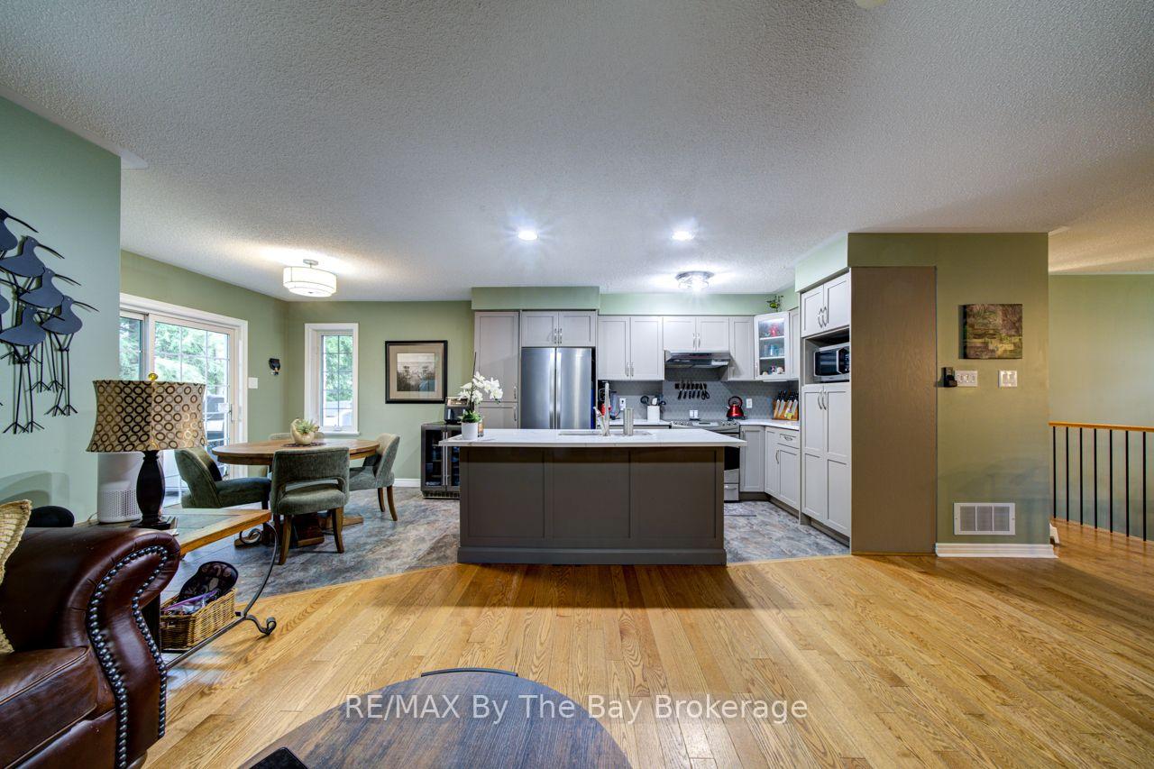 Photo 4 of 22 Downer Crescent, Wasaga Beach — HOMEH