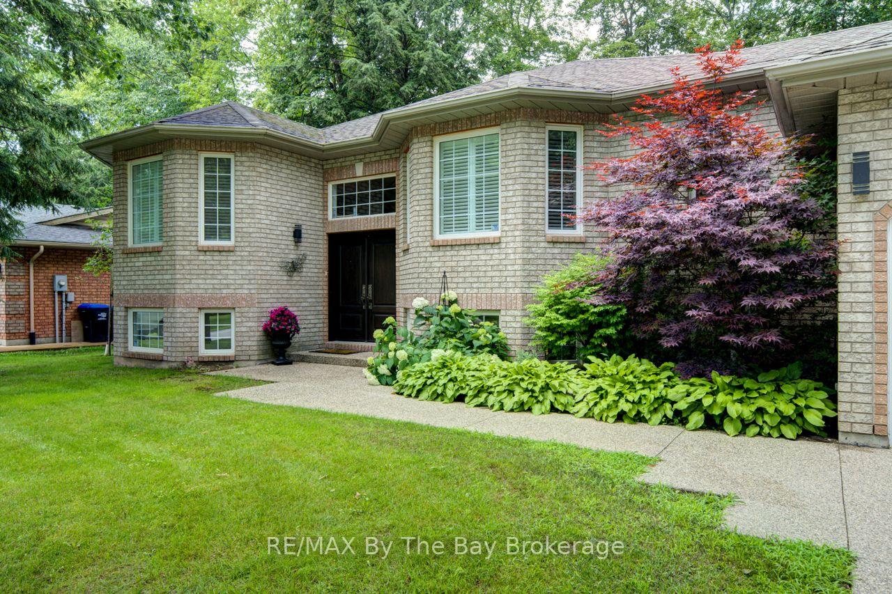 Photo 8 of 22 Downer Crescent, Wasaga Beach — HOMEH