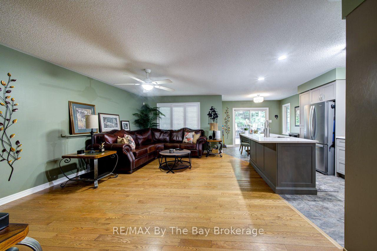 Photo 11 of 22 Downer Crescent, Wasaga Beach — HOMEH