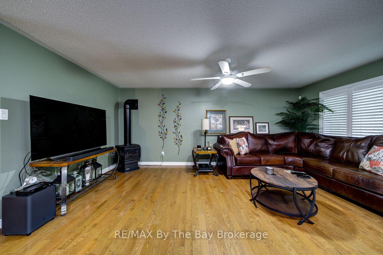 Photo 12 of 22 Downer Crescent, Wasaga Beach — HOMEH