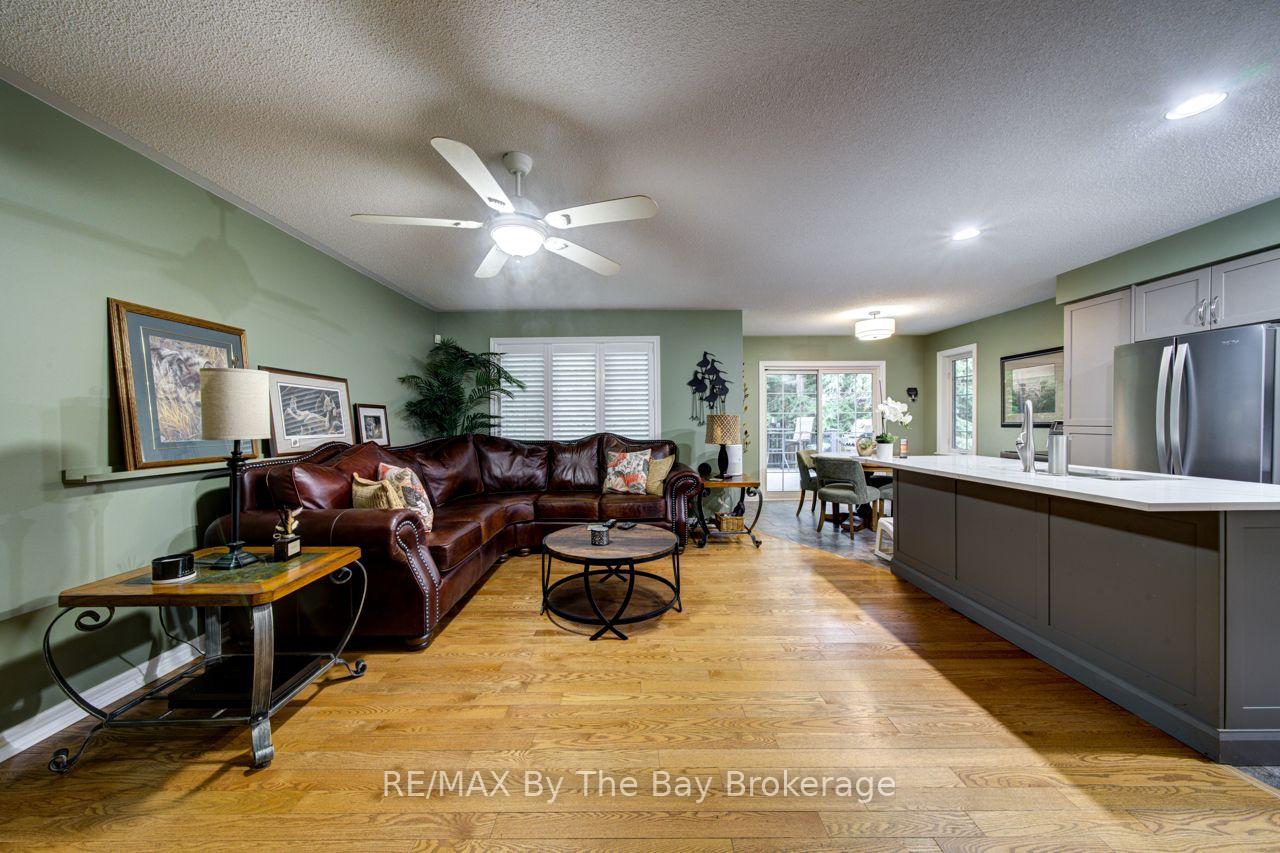 Photo 13 of 22 Downer Crescent, Wasaga Beach — HOMEH