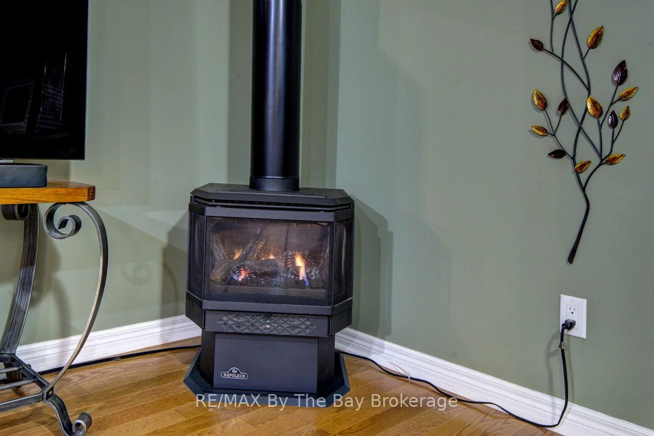 Photo 14 of 22 Downer Crescent, Wasaga Beach — HOMEH