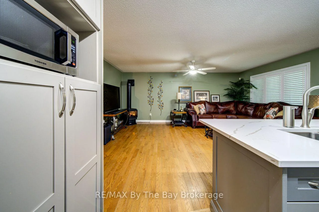 Photo 18 of 22 Downer Crescent, Wasaga Beach — HOMEH