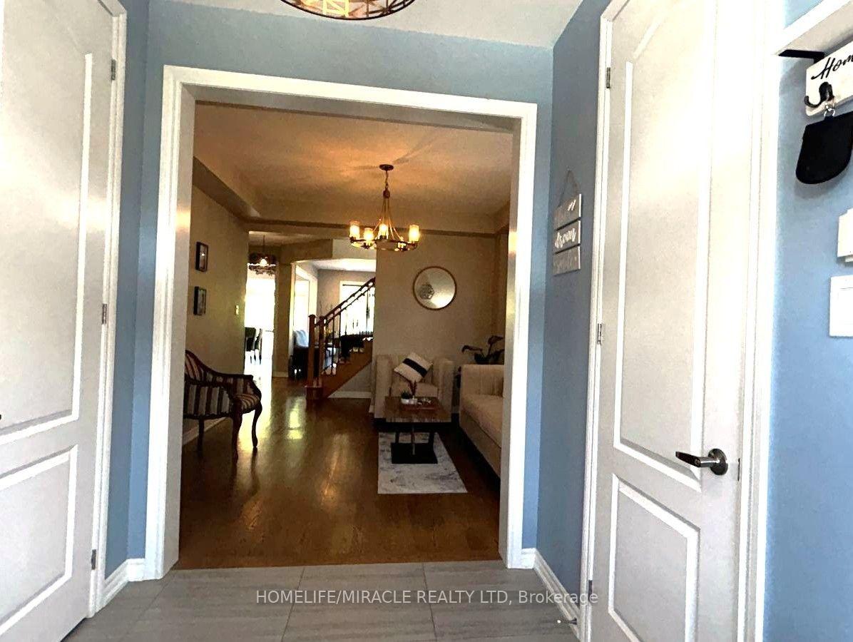 Photo 2 of 185 Thornbush Boulevard, Brampton, Northwest Brampton — HOMEH