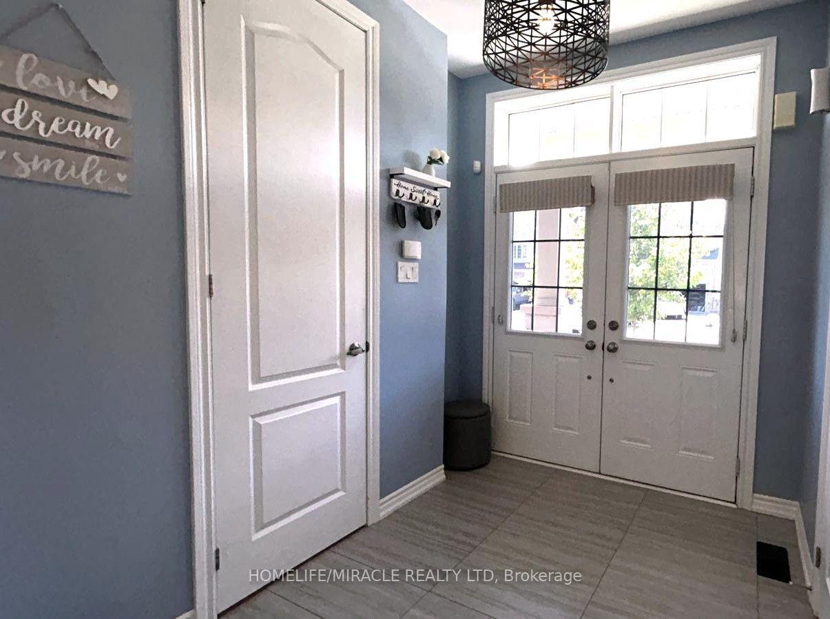Photo 3 of 185 Thornbush Boulevard, Brampton, Northwest Brampton — HOMEH
