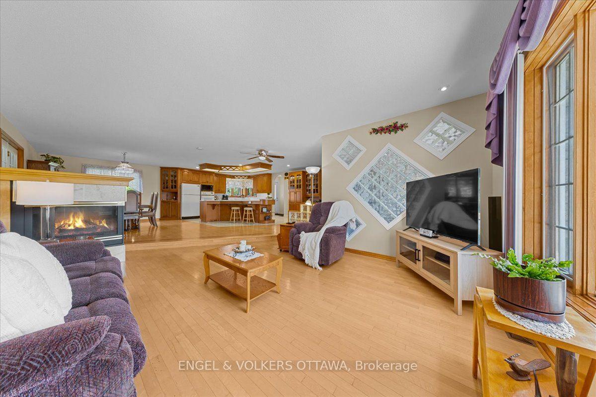 Photo 8 of 3805 Big Rideau Lake Road, Rideau Lakes, Rideau Lakes (South Burgess) Twp — HOMEH