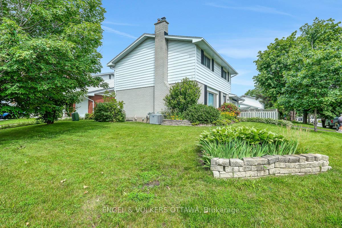 Photo 4 of 2695 Hickson Crescent S, Ottawa, Redwood Park — HOMEH