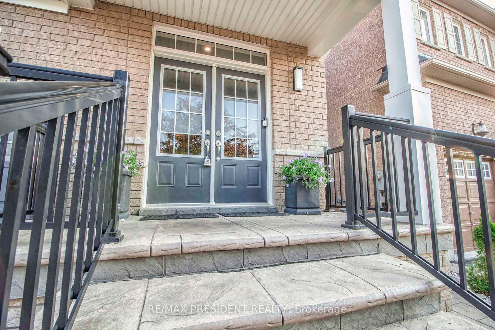 Photo 4 of 44 Robitaille Drive, Brampton, Sandringham-Wellington — HOMEH