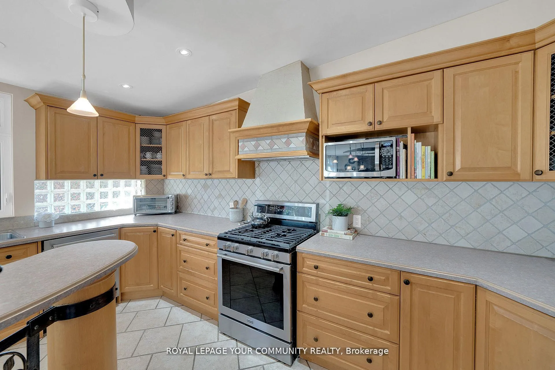 Photo 9 of 8065 Kipling Avenue, Vaughan, West Woodbridge — HOMEH