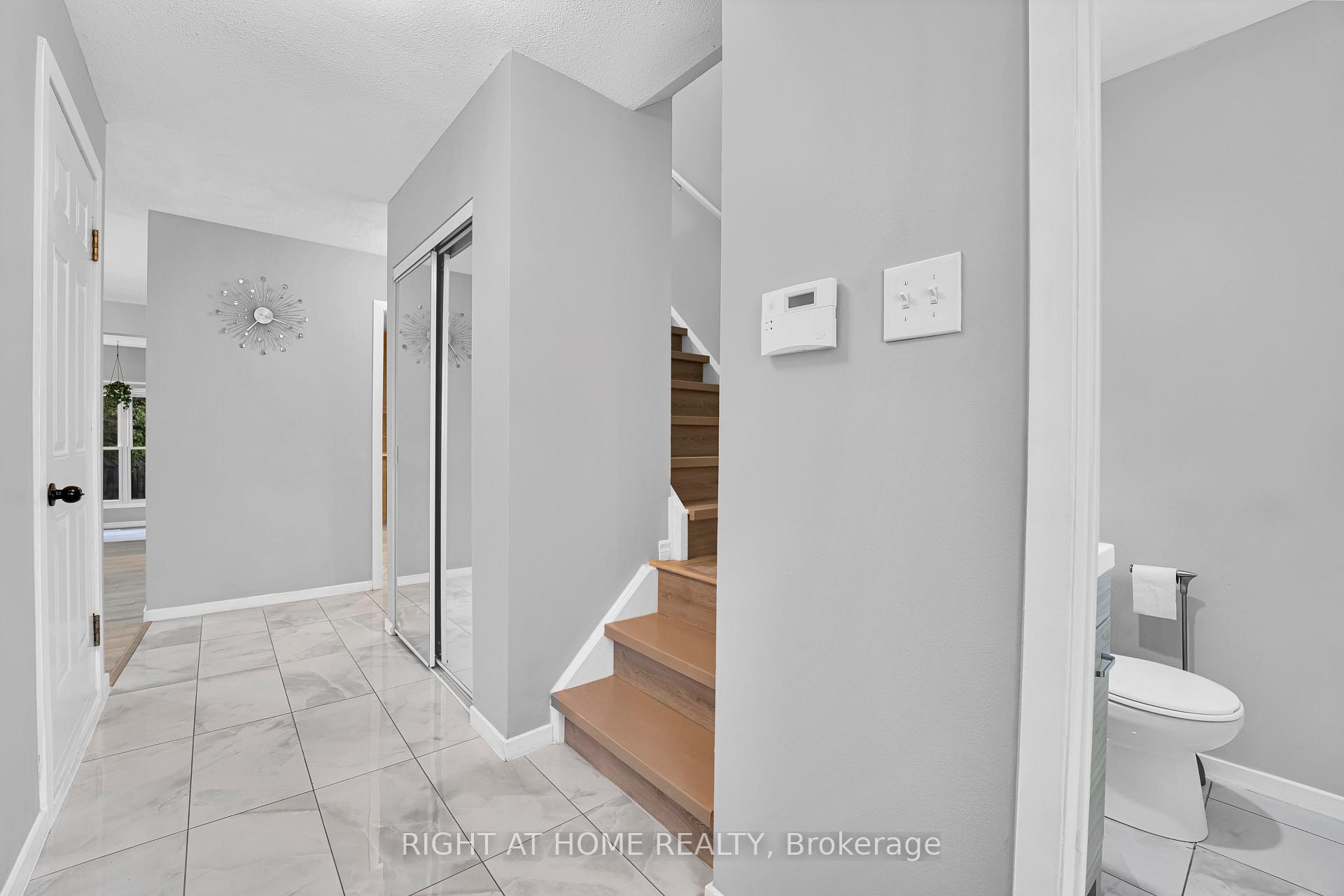 Photo 2 of 37 Trafford Lane, Ottawa, Barrhaven - On the Green — HOMEH