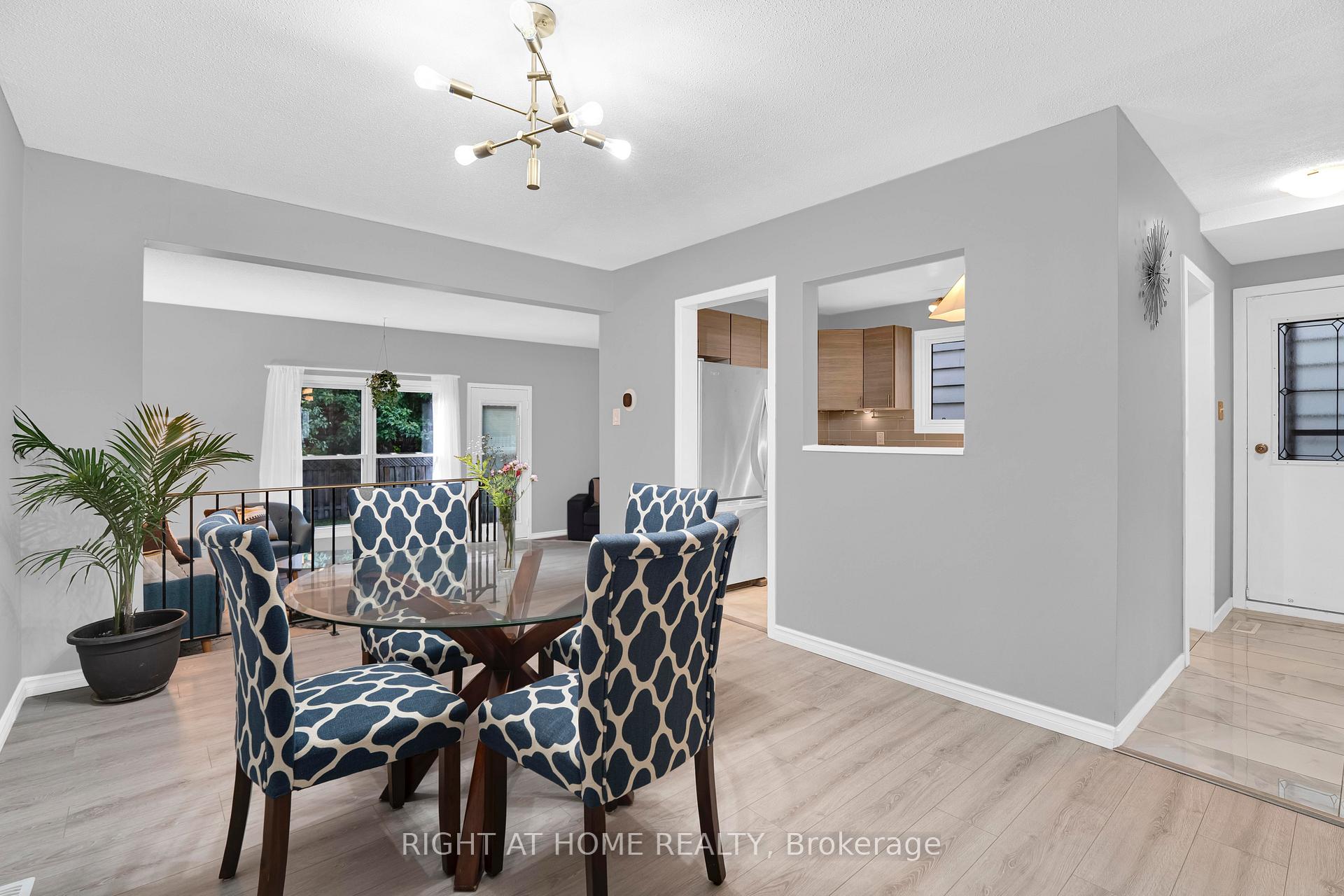 Photo 6 of 37 Trafford Lane, Ottawa, Barrhaven - On the Green — HOMEH