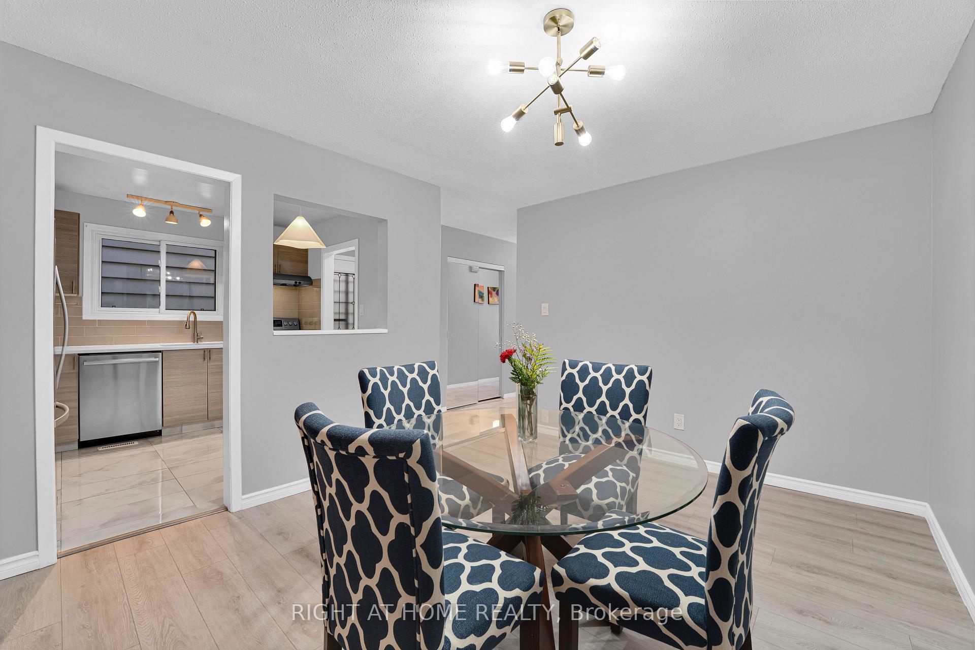 Photo 7 of 37 Trafford Lane, Ottawa, Barrhaven - On the Green — HOMEH