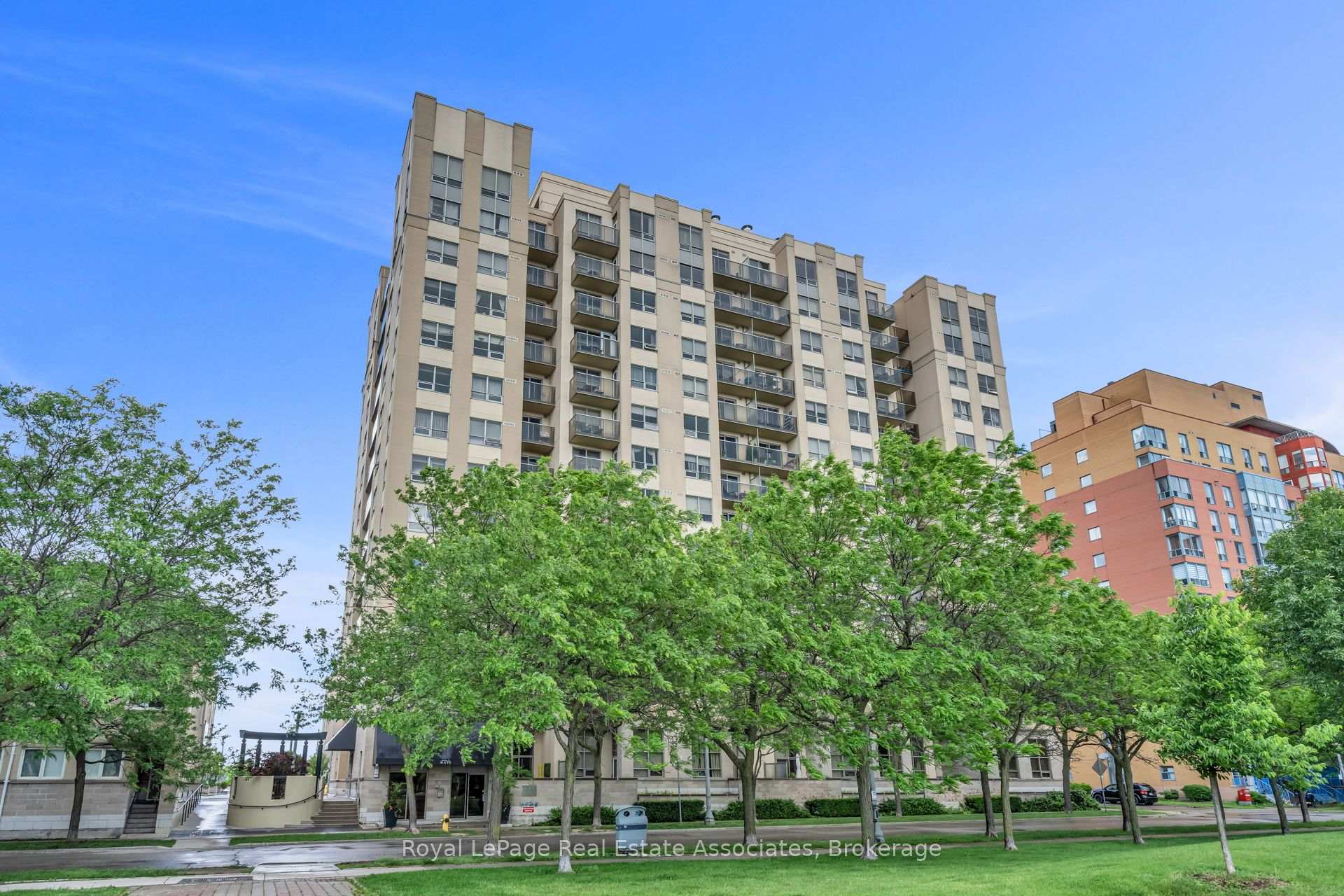 Photo 4 of Unit 706, 4 Elsinore Path, Etobicoke, New Toronto — HOMEH