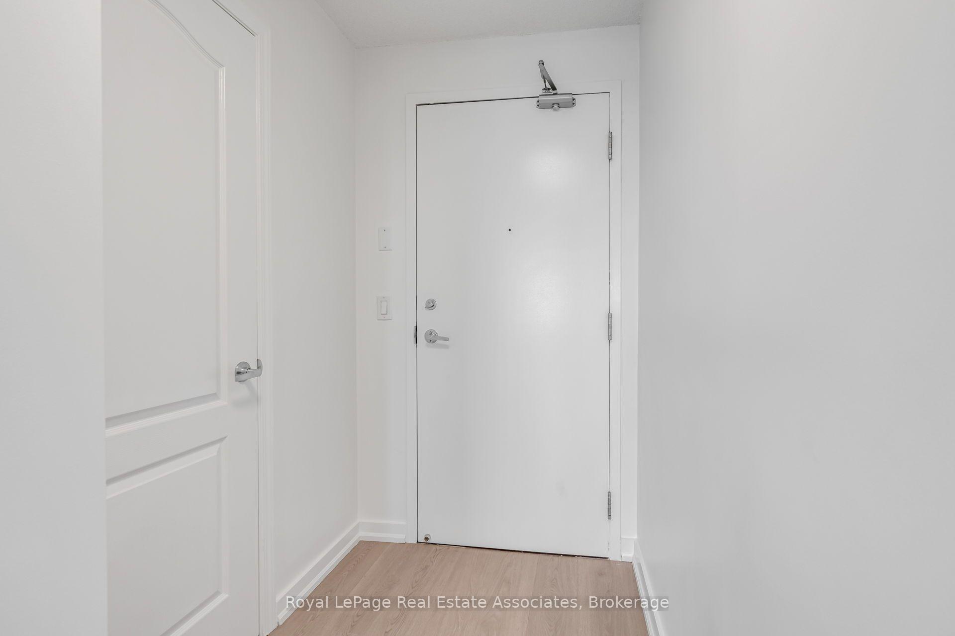 Photo 8 of Unit 706, 4 Elsinore Path, Etobicoke, New Toronto — HOMEH