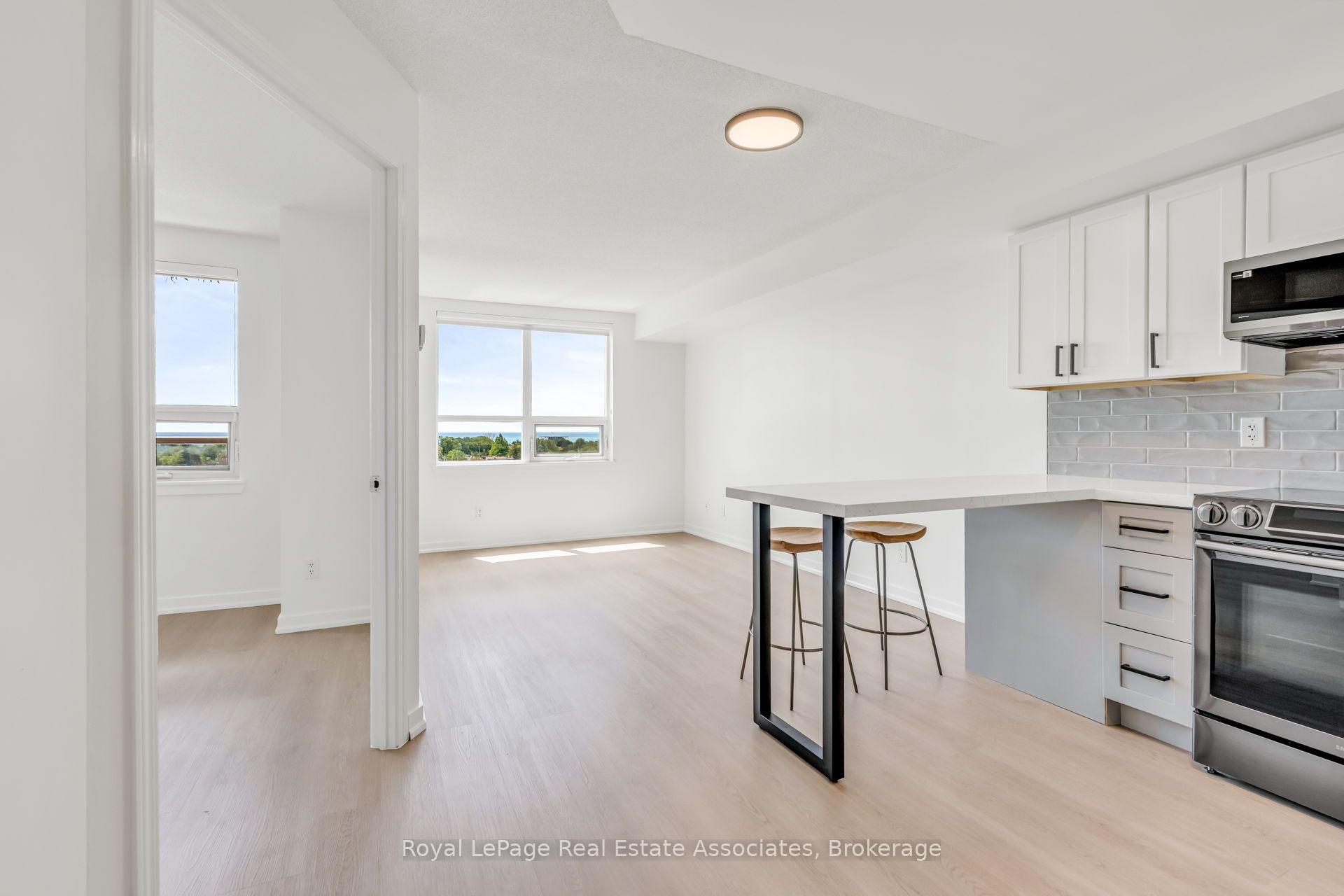 Photo 10 of Unit 706, 4 Elsinore Path, Etobicoke, New Toronto — HOMEH
