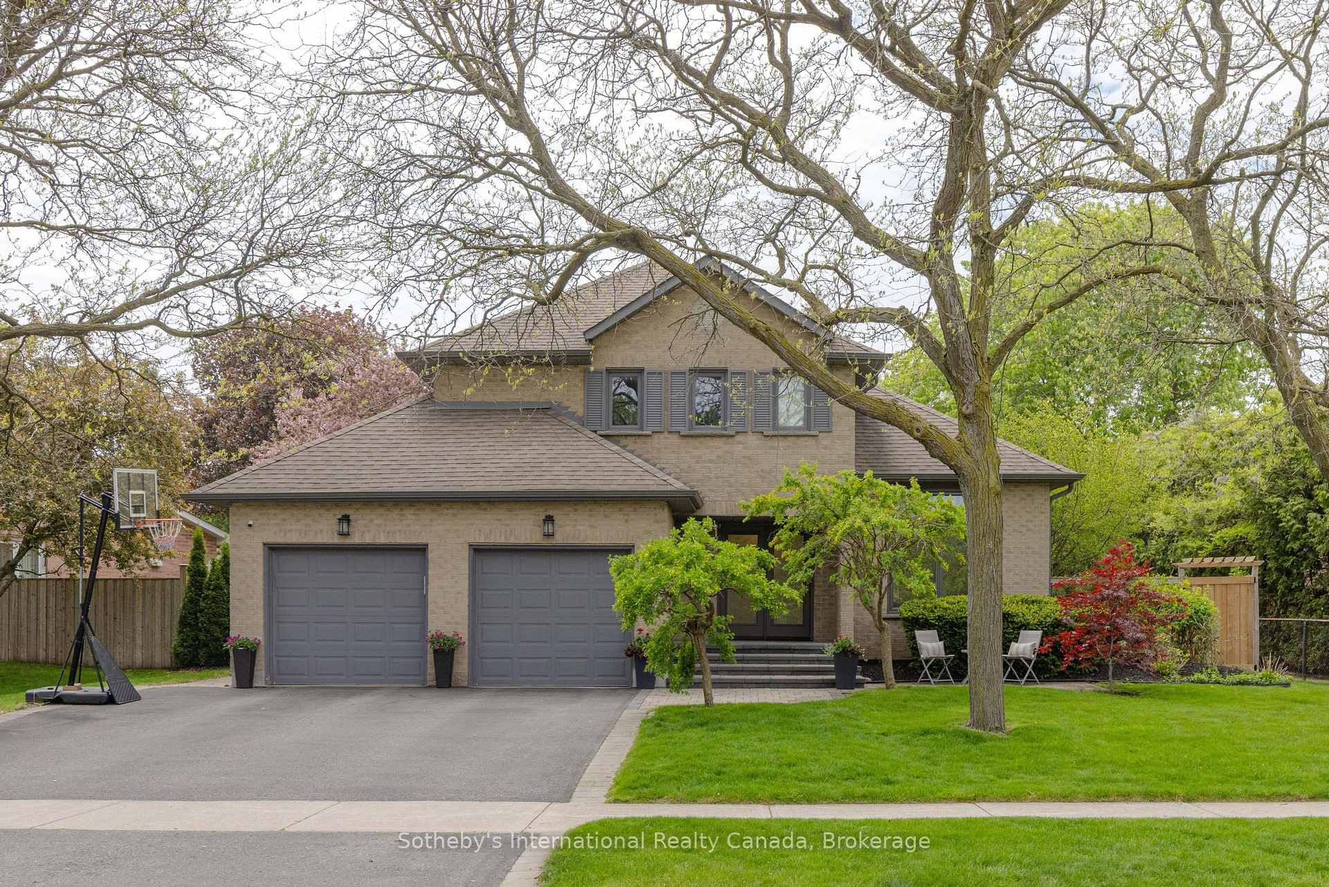Photo 2 of 456 Aspen Forest Drive, Oakville, Ford — HOMEH