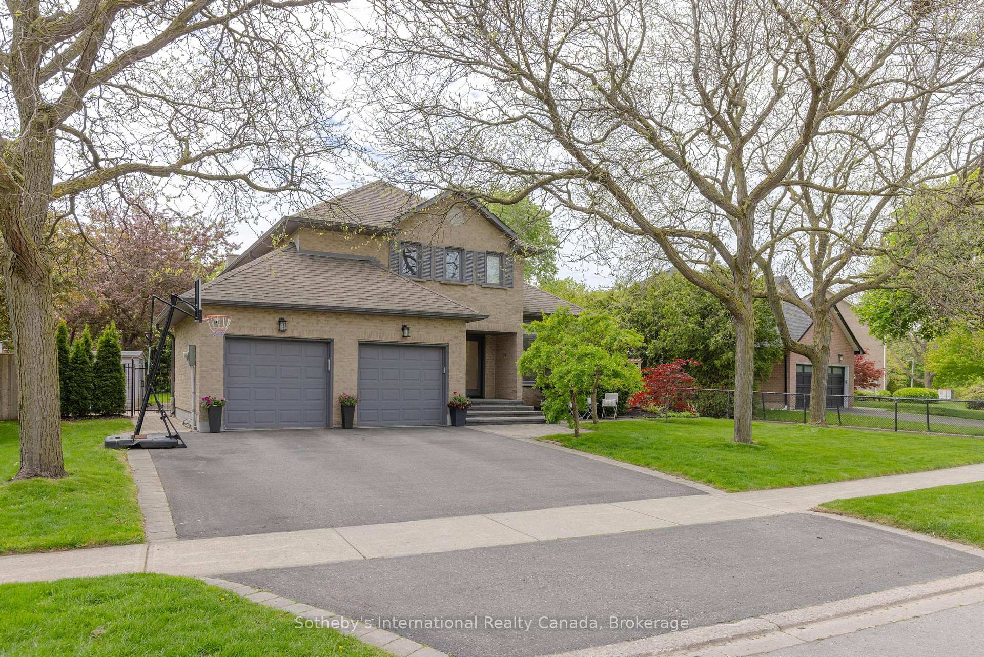 Photo 3 of 456 Aspen Forest Drive, Oakville, Ford — HOMEH