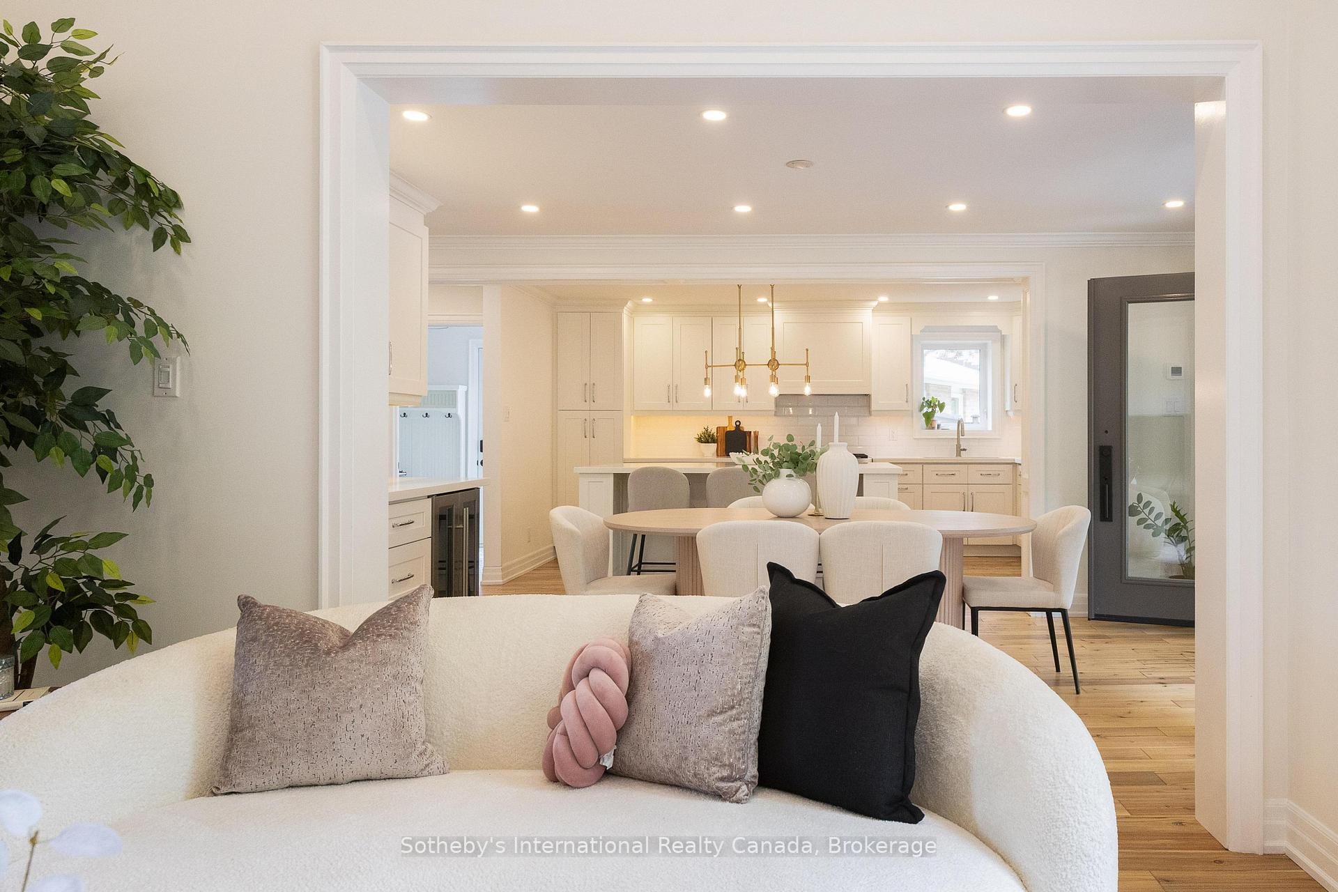 Photo 13 of 456 Aspen Forest Drive, Oakville, Ford — HOMEH