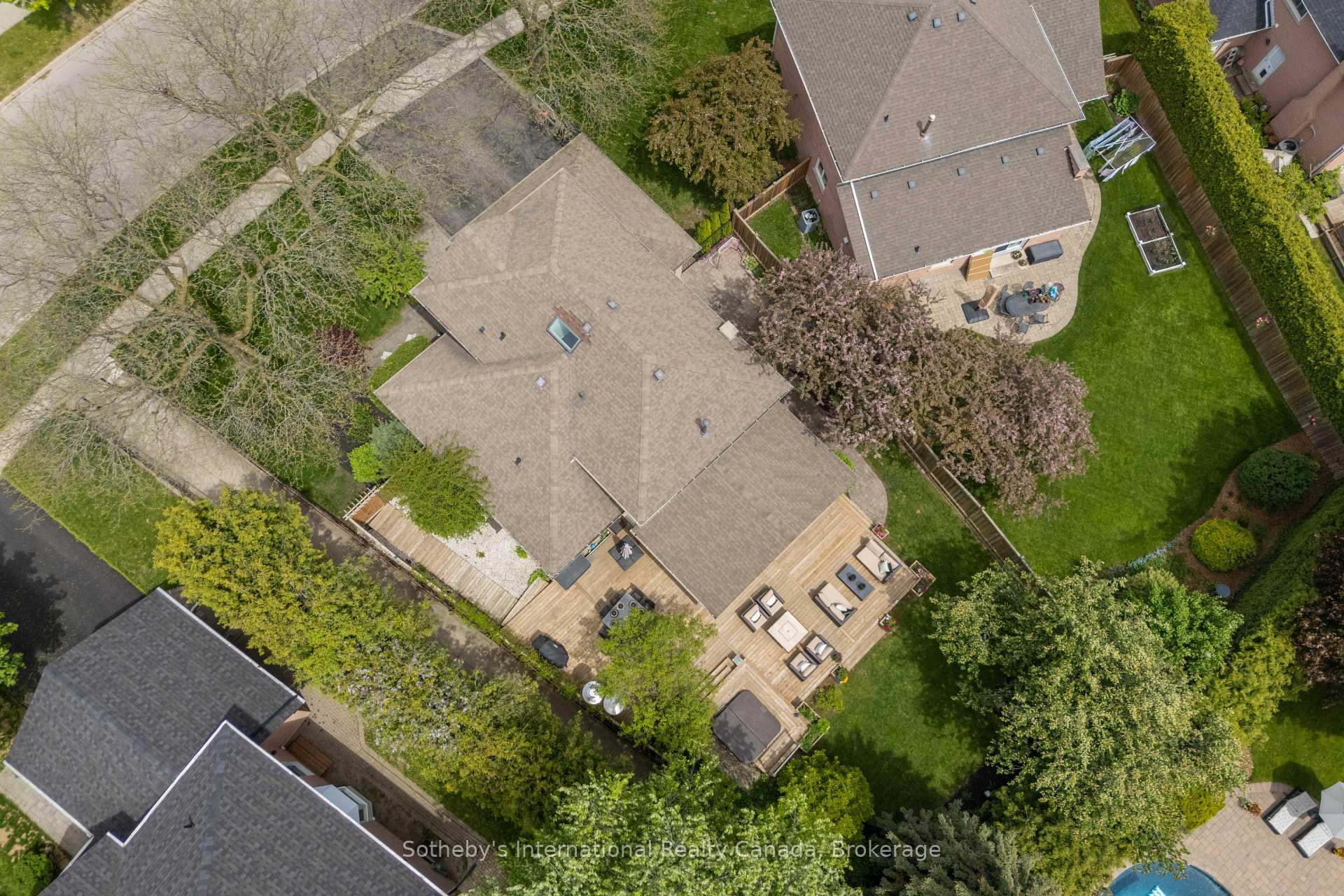 Photo 49 of 456 Aspen Forest Drive, Oakville, Ford — HOMEH