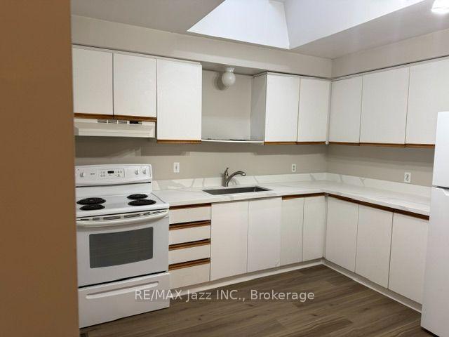 Photo 4 of 5 Turnberry Crescent, Clarington, Courtice — HOMEH