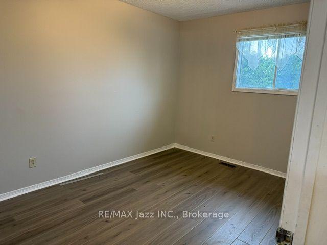 Photo 7 of 5 Turnberry Crescent, Clarington, Courtice — HOMEH