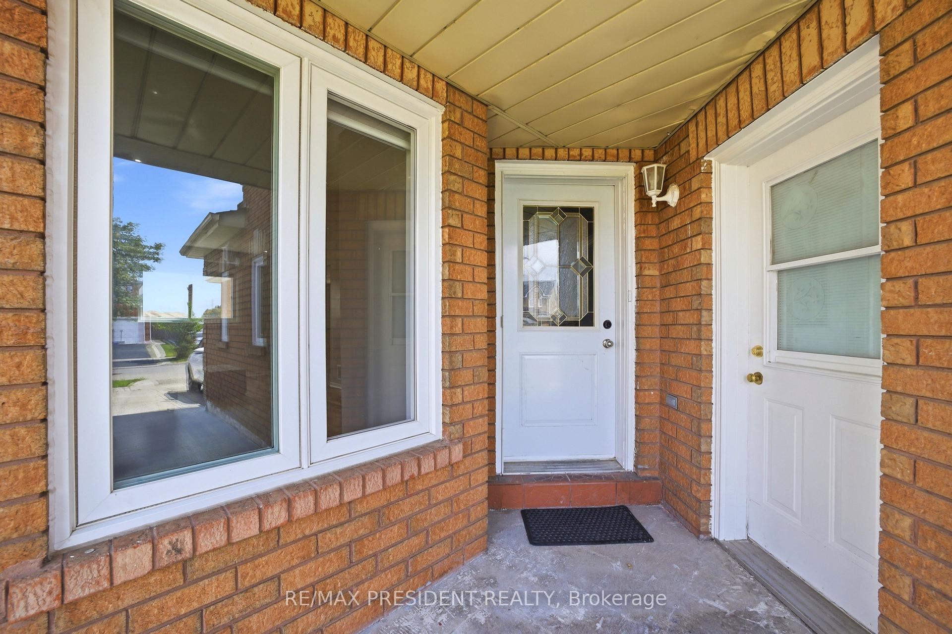 Photo 2 of 112 Ravenswood Drive, Brampton, Fletcher's Creek South — HOMEH