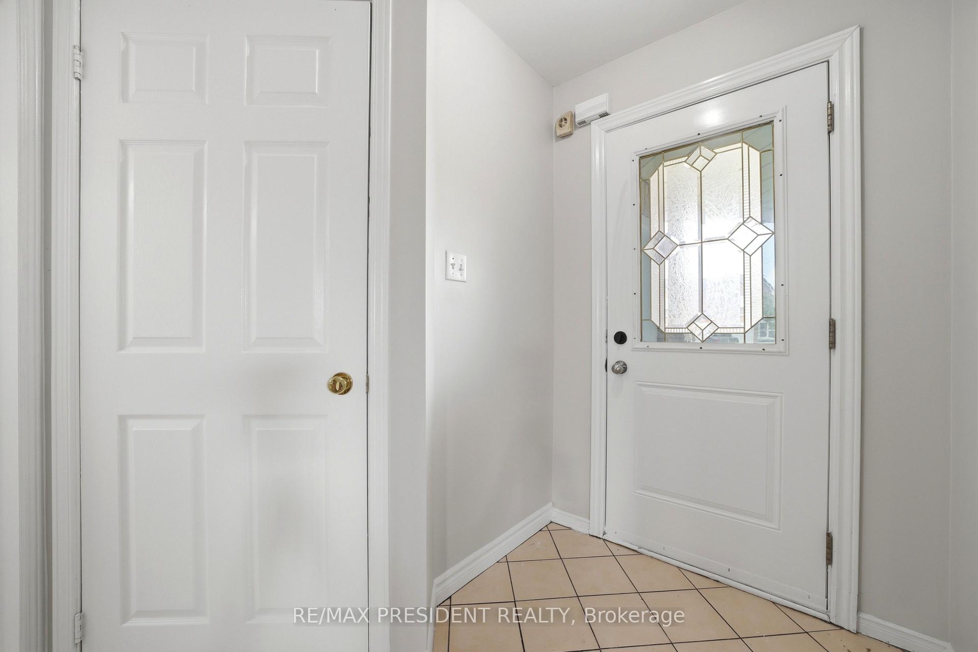 Photo 3 of 112 Ravenswood Drive, Brampton, Fletcher's Creek South — HOMEH