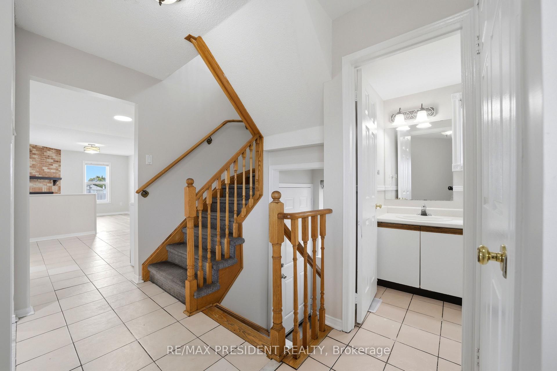 Photo 4 of 112 Ravenswood Drive, Brampton, Fletcher's Creek South — HOMEH