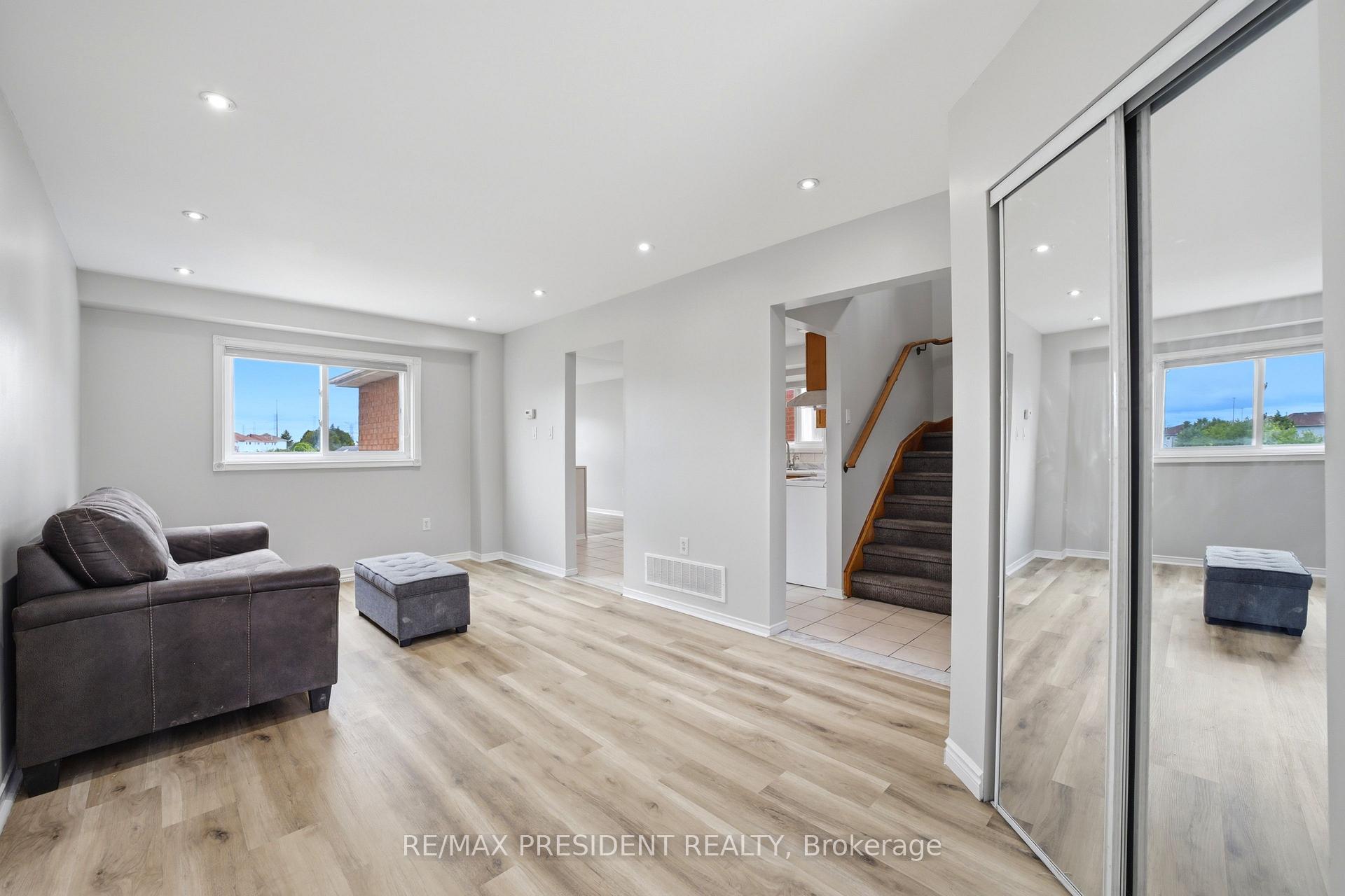 Photo 5 of 112 Ravenswood Drive, Brampton, Fletcher's Creek South — HOMEH