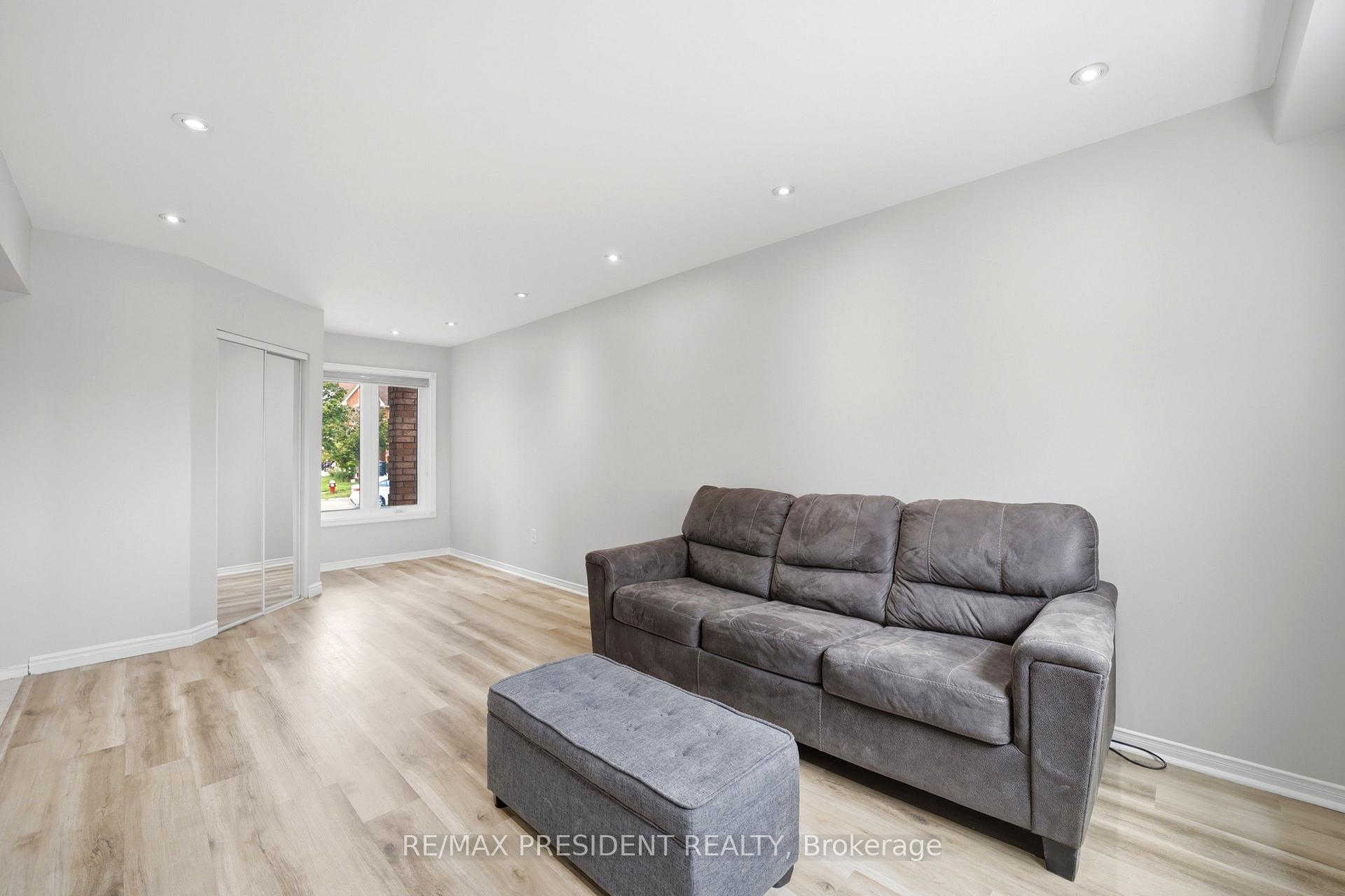 Photo 6 of 112 Ravenswood Drive, Brampton, Fletcher's Creek South — HOMEH