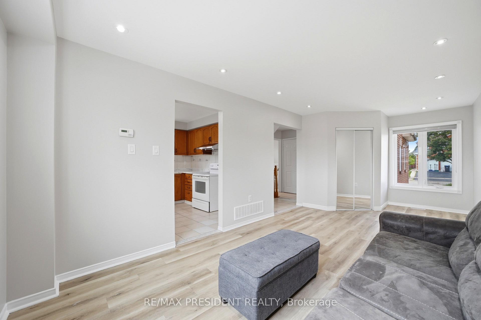 Photo 7 of 112 Ravenswood Drive, Brampton, Fletcher's Creek South — HOMEH
