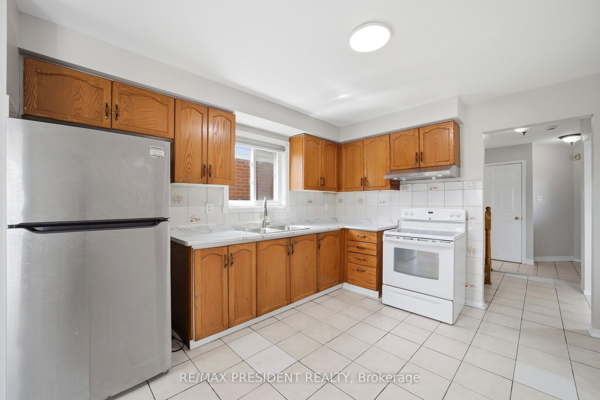 Photo 9 of 112 Ravenswood Drive, Brampton, Fletcher's Creek South — HOMEH