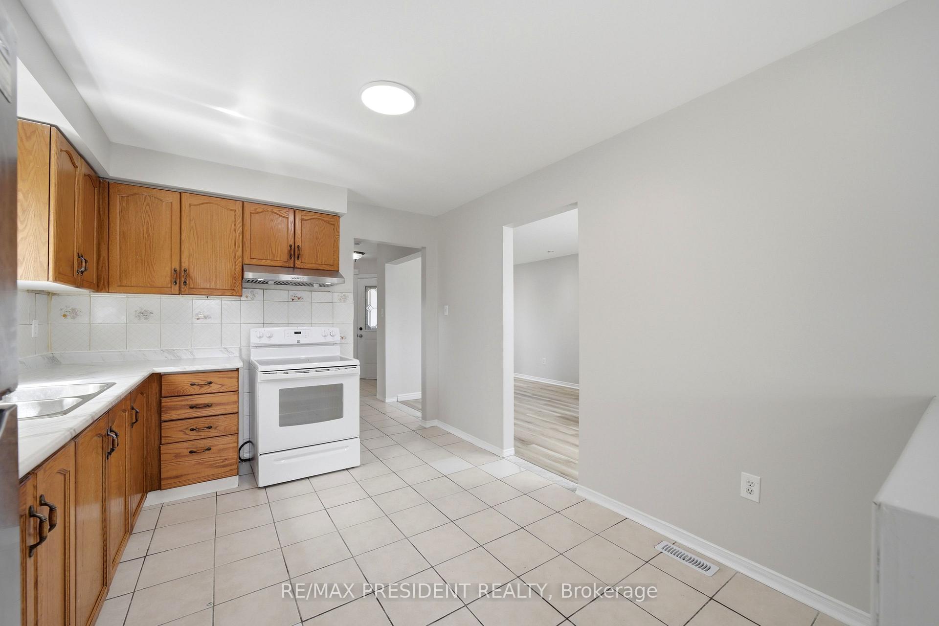 Photo 10 of 112 Ravenswood Drive, Brampton, Fletcher's Creek South — HOMEH