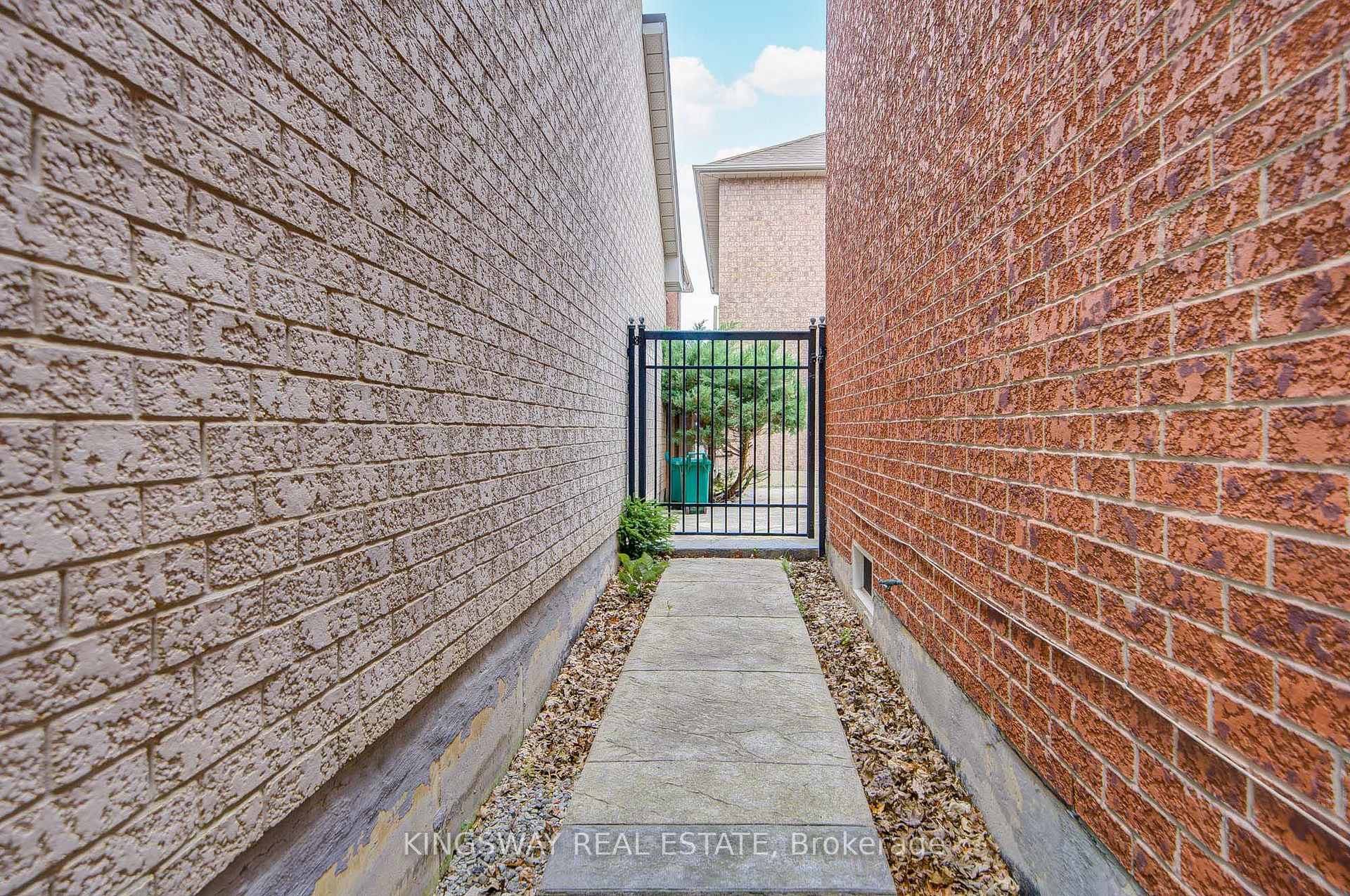 Photo 49 of 166 Matthew Drive, Vaughan, East Woodbridge — HOMEH