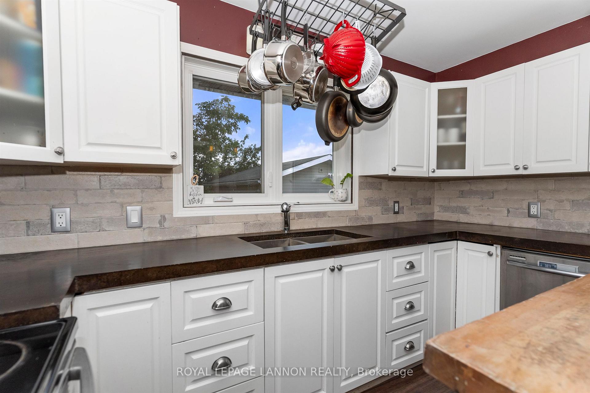 Photo 16 of 138 Iris Cres., Thunder Bay, Dawson Heights — HOMEH