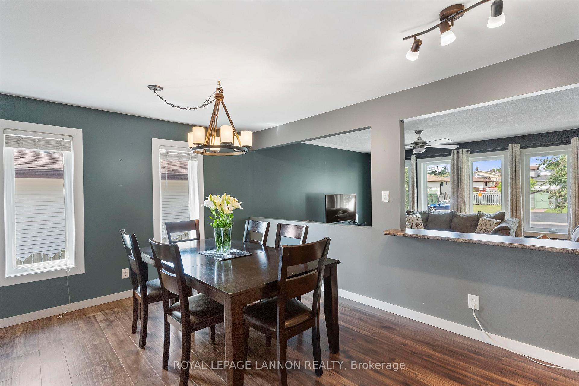 Photo 19 of 138 Iris Cres., Thunder Bay, Dawson Heights — HOMEH