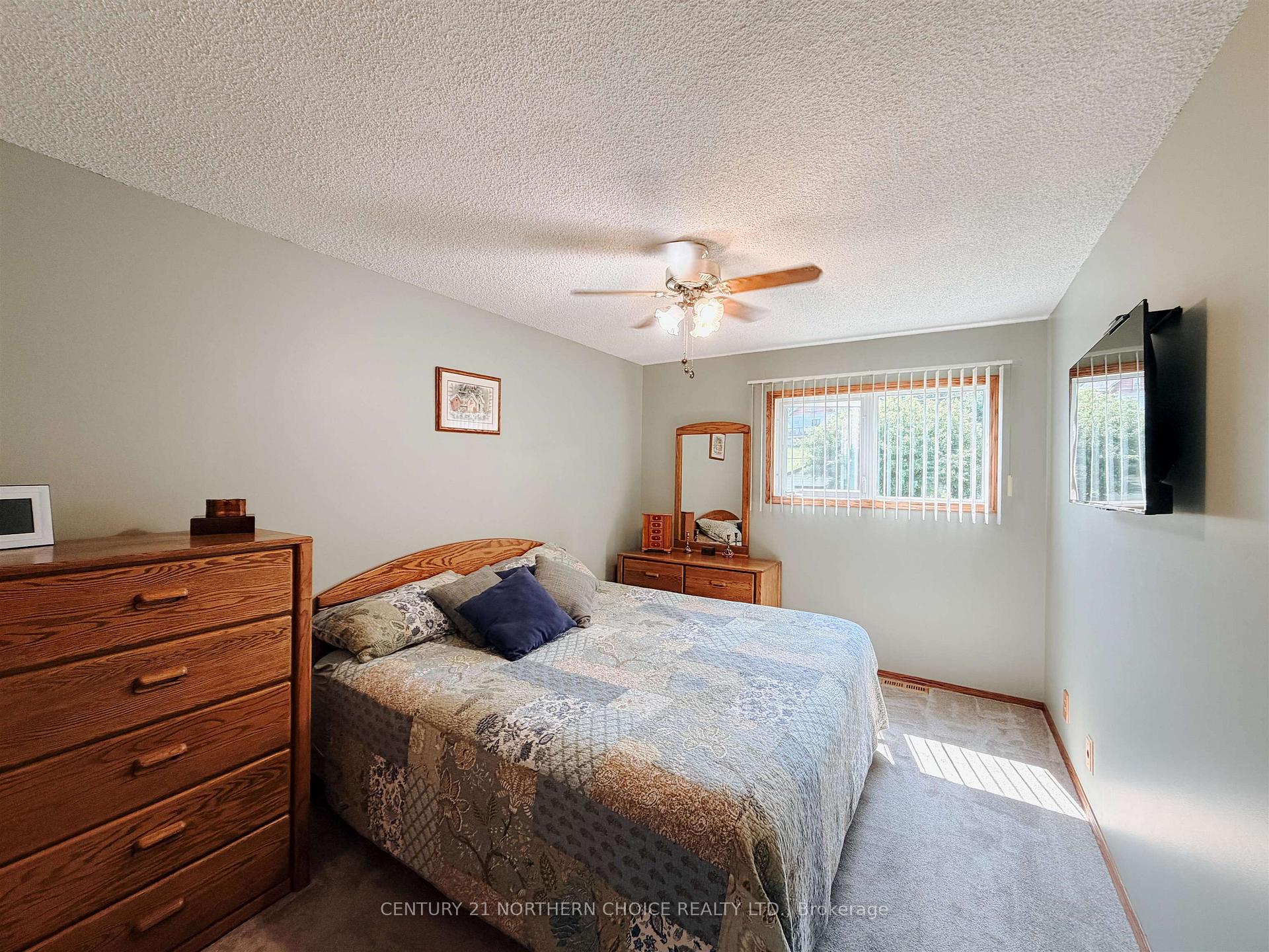 Photo 18 of 917 Valley Drive, Kenora, Evergreen — HOMEH
