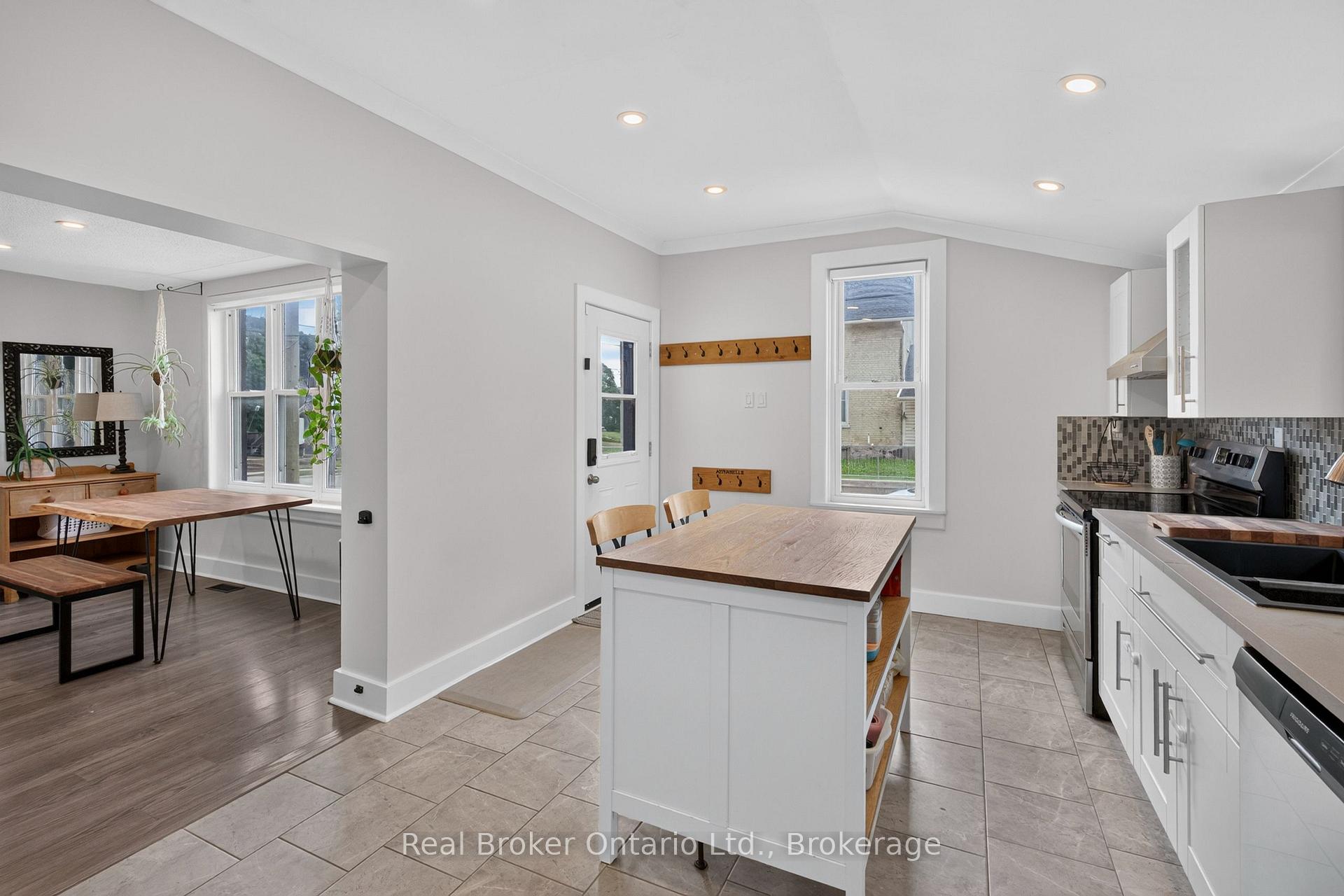 Photo 16 of 155 Lancaster Street W, Kitchener, Civic Centre — HOMEH