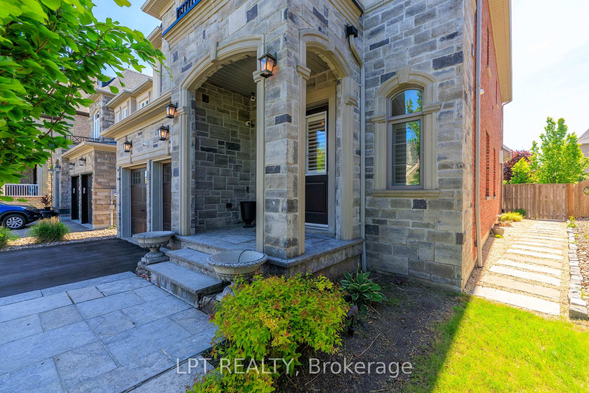 Photo 3 of 113 Burns Boulevard, King, King City — HOMEH
