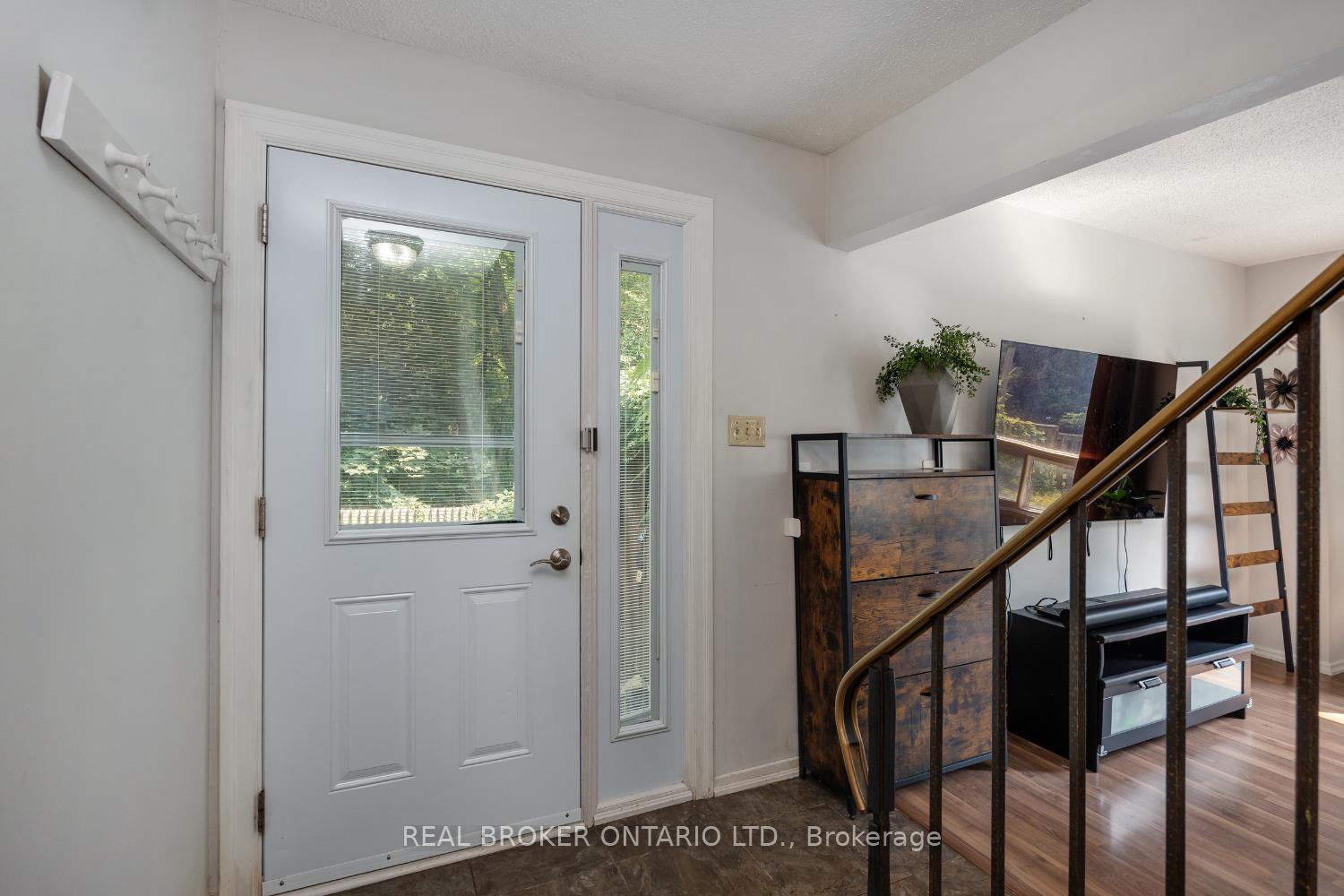 Photo 6 of 400 Wickham Court, Oshawa, Eastdale — HOMEH