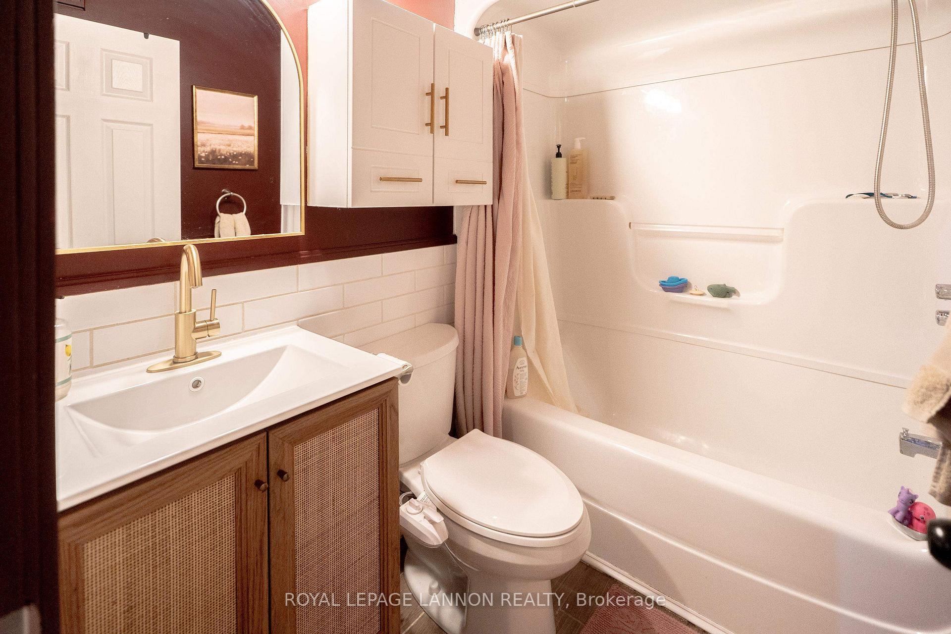 Photo 2 of 2029 Hamilton Ave., Thunder Bay, Hyde Park — HOMEH