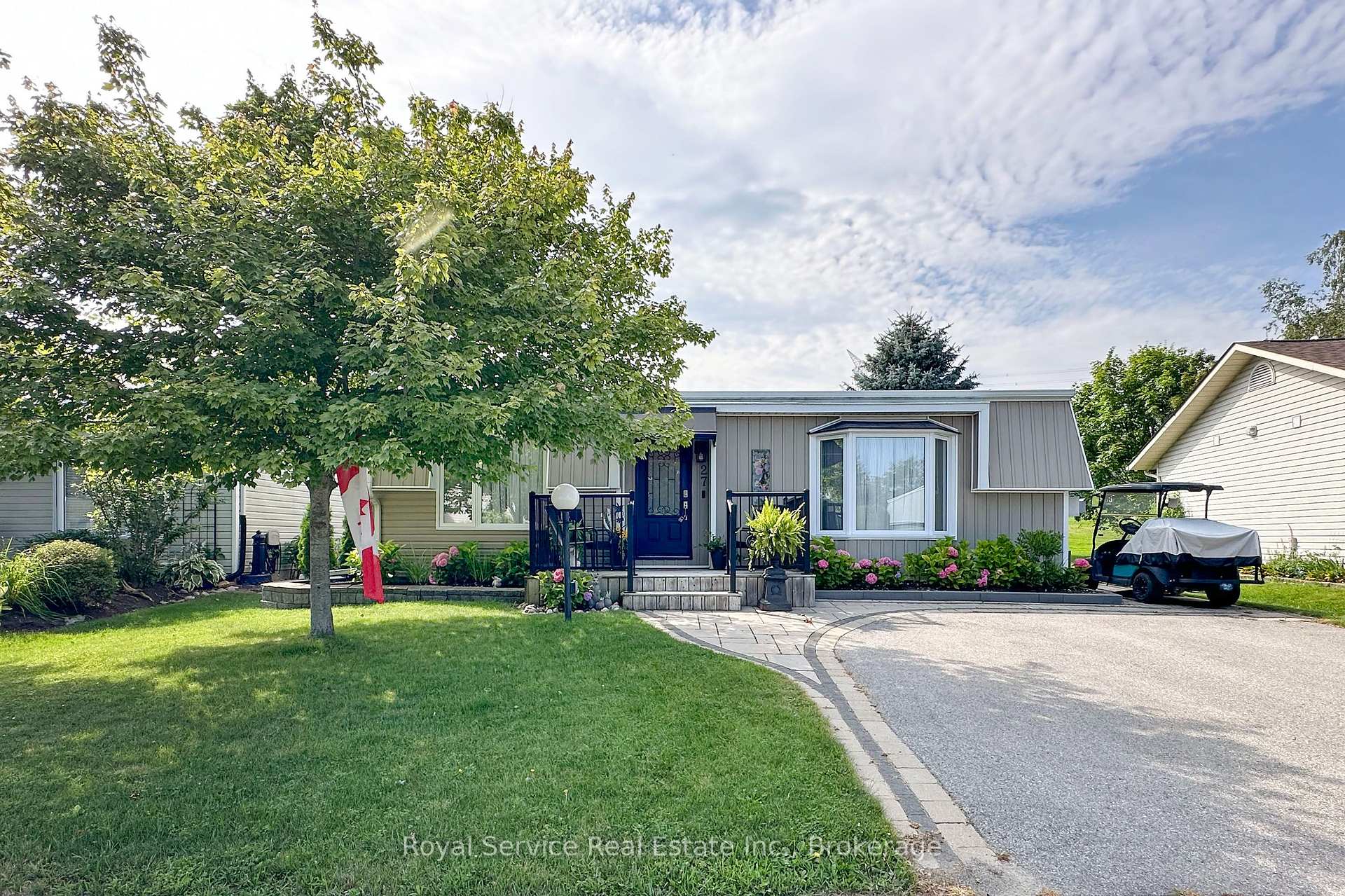 Photo 2 of 27 Cornerbrook Court, Clarington, Newcastle — HOMEH