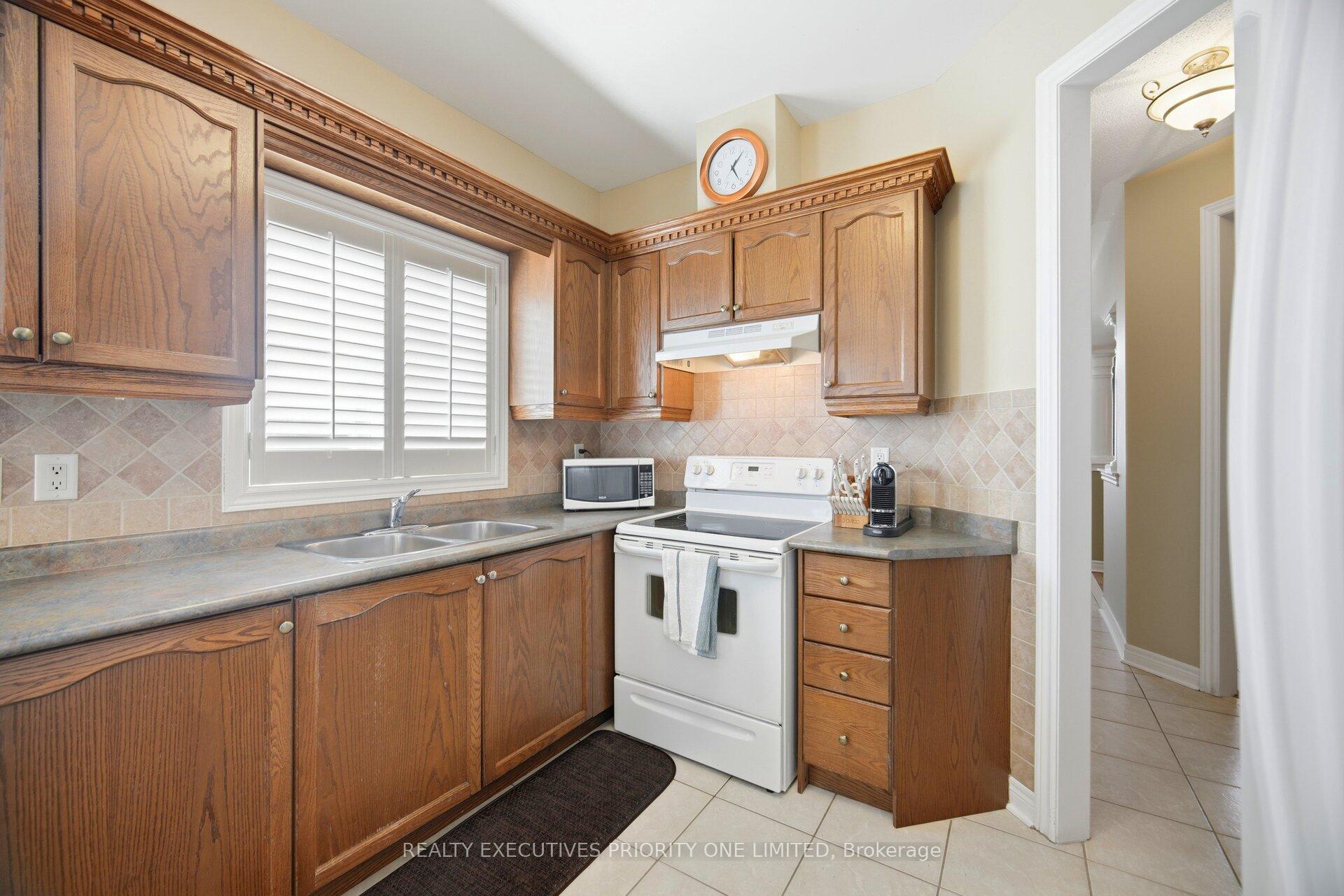 Photo 12 of 10 Bottero Drive, Vaughan, Rural Vaughan — HOMEH