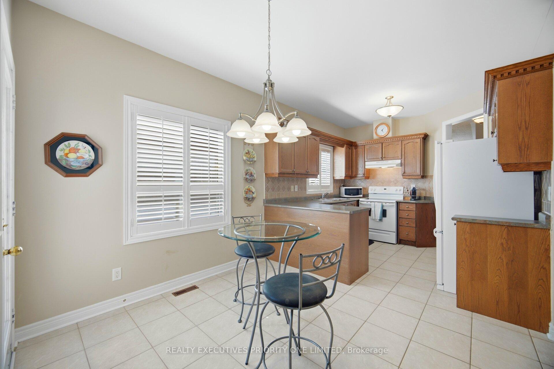 Photo 14 of 10 Bottero Drive, Vaughan, Rural Vaughan — HOMEH