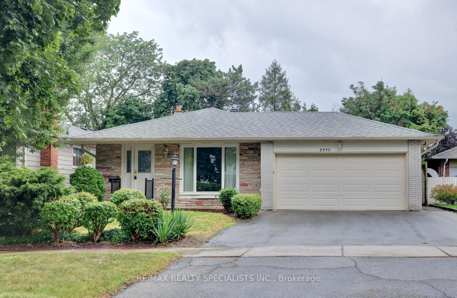 Photo 1 of 2390 Pyramid Crescent, Mississauga, Sheridan — HOMEH