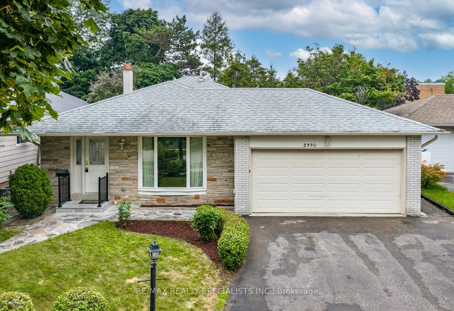 Photo 2 of 2390 Pyramid Crescent, Mississauga, Sheridan — HOMEH