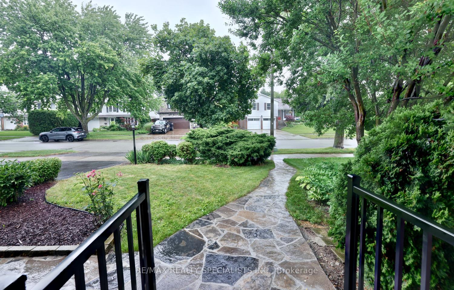 Photo 3 of 2390 Pyramid Crescent, Mississauga, Sheridan — HOMEH